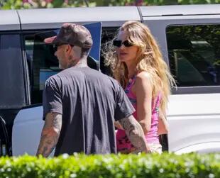 Pelantun Maroon 5 ini dituduh selingkuh dengan istrinya, yang ia gambarkan sebagai "melewati batas" e "tidak pantas dan naif”