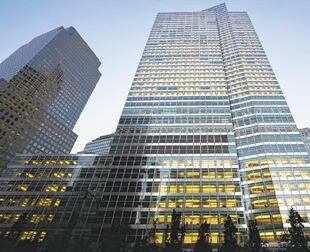 Las bajas tasas de interés y nuevas regulaciones han hecho que bancos como Goldman Sachs, con sede en Manhattan, busquen nuevas fuentes de ingresos.