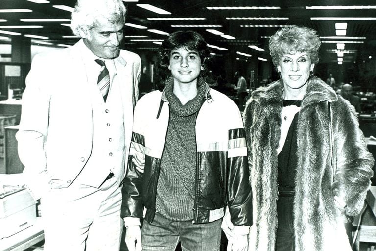 Gaby Sabatini, con Osvaldo y con Betty en la redacción de LA NACION en 1984, tras ganar Roland Garros junior