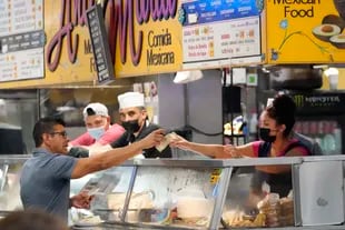 Un puesto de comida dentro del Grand Central Market el miércoles 13 de julio de 2022 en Los Ángeles