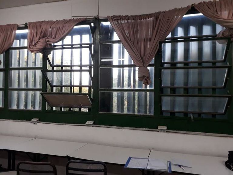 Por protocolo sanitario, las aulas deben mantener las ventanas abiertas para cumplir con la ventilación cruzada, para evitar contagios de Covid-19