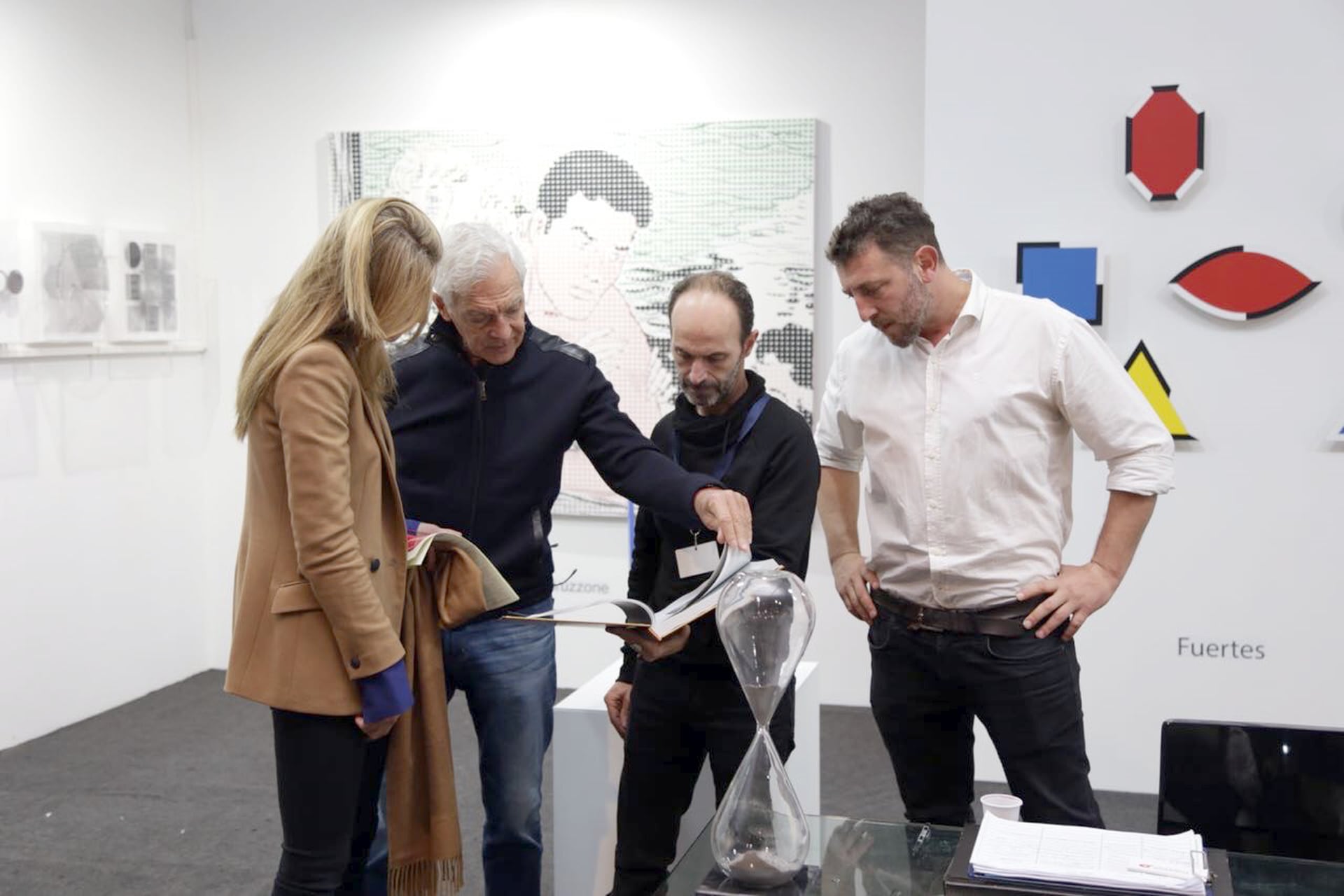 En el stand de Pabellón 4 de Mapa, la Feria de Arte de Buenos Aires, con Eduardo Costantini y su esposa Elina Fernández