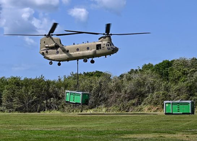 La Guardia Nacional de Florida anunció hoy que trabaja conjuntamente con el gobernador DeSantis y se sumó con dos helicópteros de carga para trasladar un par de bombas que ayuden a drenar el agua al nivel necesario para reparar la fuga en el pavimento