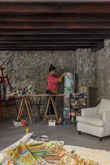 Una artista montó su peculiar taller en el antiguo quincho de su depto porteño