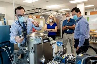La astronauta Kate Rubins y el personal de apoyo revisan el Universal Waste Management System, un inodoro espacial de baja gravedad, en Houston