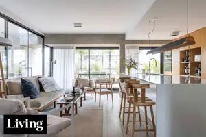 Con patio interno, pasto y pileta, un matrimonio de arquitectos desarrolló su departamento como “una casa en altura”