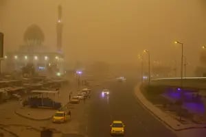Una tormenta de polvo en Irak dejó el cielo anaranjado y casi 100 hospitalizados