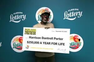 Atravesaba tiempos difíciles, compró un boleto de lotería en la “tienda de la suerte" y ganó US$4 millones