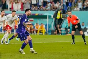 Lionel Messi patea un penal contra Polonia