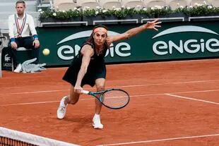 Gaby Sabatini stood out volleying in the doubles match of the legends tournament at Roland Garros. 