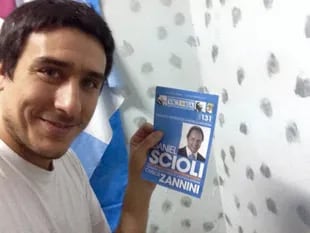 Juan Francisco Navarro tiene múltiples fotos durante las campañas peronistas en Facebook 