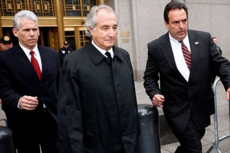 Los fiscales evaluaron el fraude de Bernard Madoff (centro) en US$64.800 millones y cumple sentencia en el centro de baja y mediana seguridad Butner, Carolina del Norte