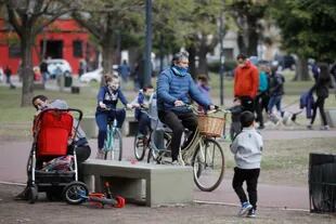 En Parque Saavedra se multiplicaron bicicletas y monopatines