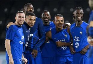 Desde la izquierda, Jordan Veretout, Kylian Mbappé, Marcus Thuram, Ousmane Dembélé, Jules Kounde, y Eduardo Camavinga durante un entrenamiento de la selección de Francia en el Mundial