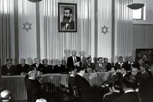 La creación del Estado de Israel en 1948, con el retrato de Theodor Herzl en el fondo