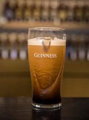 La espuma inconfundible de una cerveza negra Guinness tirada: quien no la prueba, no puede decir que pasó por Irlanda.