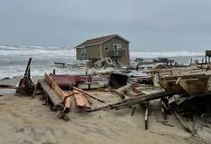 El dramático momento en que una casa de playa colapsó y fue “tragada” por el mar