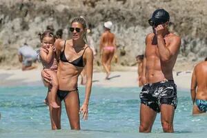 Diego Simeone y Carla Pereyra. Las fotos de su último día de playa en Ibiza