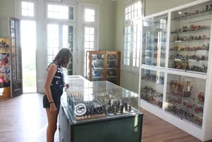 En el museo de Capilla del Monte, las vitrinas con muñecos ocupan varios pisos.
