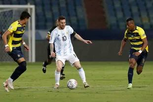 Messi domina el balón, rodeado por tres ecuatorianos