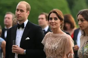 La mujer señalada como la amante del príncipe Guillermo respondió por primera vez a los rumores