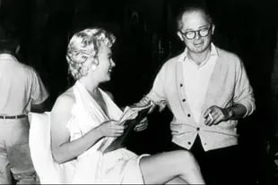 Billy Wilder y Marilyn Monroe en un descanso del rodaje de la película
