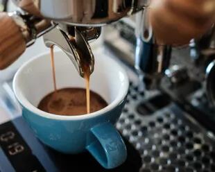 El café ya no se "tira", hoy los baristas los extraen, pesan y luego sirven