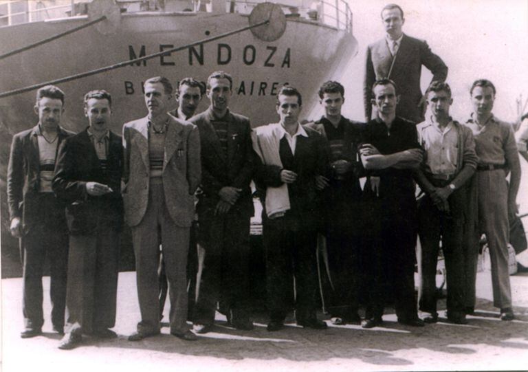 Algunos integrantes del Grupo Tova en el puerto de Genova, antes de embarcar en 1947. En la foto, once de los 14 miembros originales (los tres que faltan habían llegando ya a la Argentina). Anselmo es el penúltimo (empezando a contar desde la izquierda), con camisa clara y reloj.