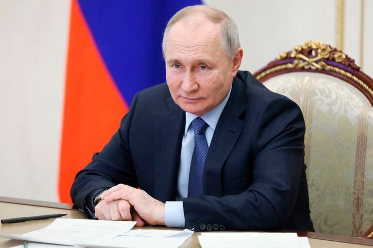 El presidente ruso, Vladímir Putin, preside una videoconferencia el viernes 17 de marzo de 2023 en el Kremlin, en Moscú. (Sputnik, Foto de Pool del Kremlin vía AP)