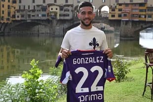 Nicolás González con la 22 de Fiorentina y un fondo soñado: el río Arco y el Ponte Vecchio; después de la Copa América llegó al club que adora a Batistuta