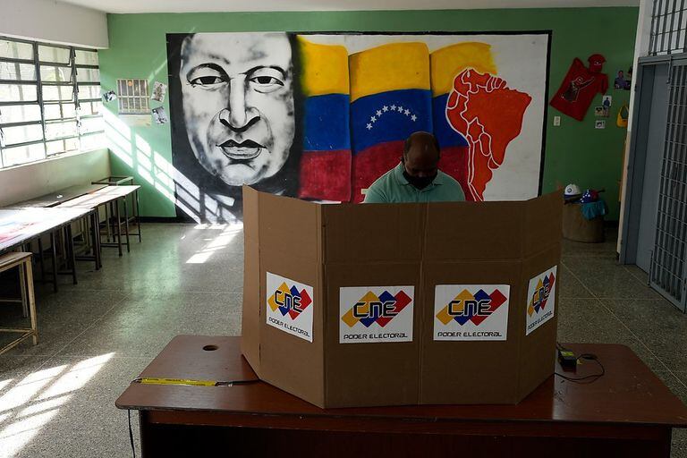 Un hombre vota durante las elecciones regionales en Venezuela en noviembre pasado