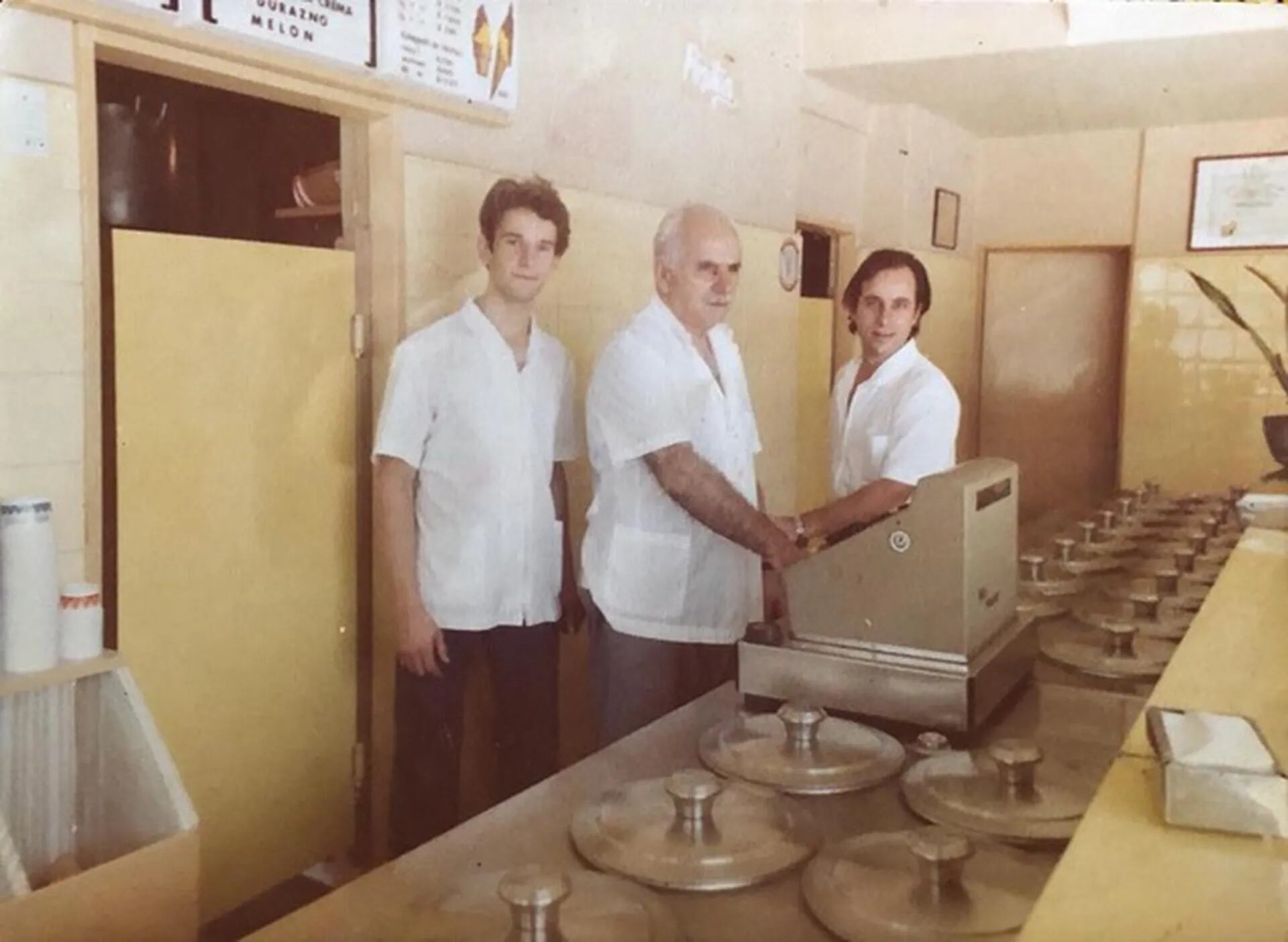 Jorge Cavalli junto a dos empleados en el comienzo de la heladería