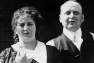 Walburga "Dolly" de Oesterreich y su marido Fred Oesterreich
