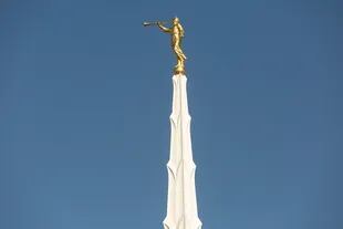 El ángel Moroni del Templo de Buenos Aires que puede verse desde la autopista Ricchieri no es de oro, como dice el mito popular