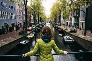 Ámsterdam es la capital de los Países Bajos, conocida por su patrimonio artístico, su elaborado sistema de canales y sus casas angostas con fachadas de dos aguas
