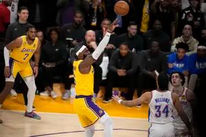 El video del doble con el que LeBron James se convirtió en el máximo goleador de la NBA