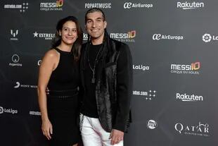 El exjugador del Barcelona FC, José Manuel Pinto, junto a su esposa