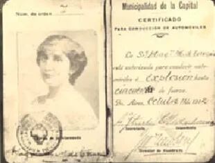 Magdalena Madero de Torquinst, dueña del carnet N°7, fue la primera en salir a conducir un auto en público, acompañada por su marido, el banquero Carlos Torquinst 
