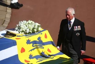 Carlos, Príncipe de Gales, camina detrás del ataúd de su padre, el Príncipe Felipe