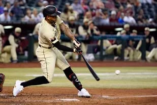 Ketel Marte, de los Diamondbacks de Arizona, conecta un doble remolcador en el tercer inning del juego de la MLB contra los Cachorros de Chicago, el 13 de mayo de 2022, en Phoenix. (AP Foto/Ross D. Franklin)