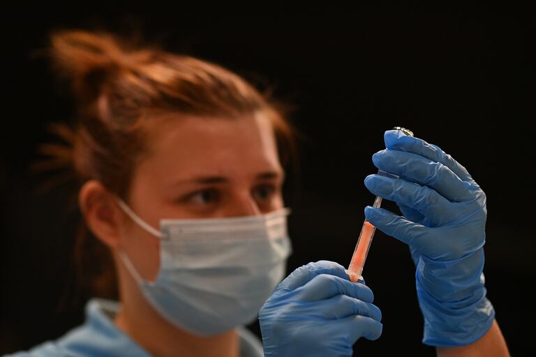 Una profesional de la salud prepara una dosis de la vacuna de Oxford/AstraZeneca en un centro de vacunación en Brighton, en el sur de Inglaterra, el 26 de enero de 2021