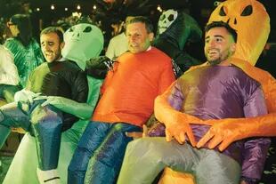 Juan Raimundo, Daniel Calvagni y Nico en uno de los momentos más divertidos de la noche con los disfraces inflables.