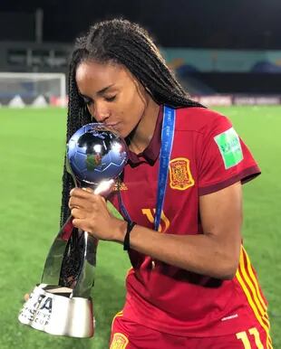 Salma Paralluelo besa al Mundial Sub 17 (Foto: Instagram @salmaparalluelo)
