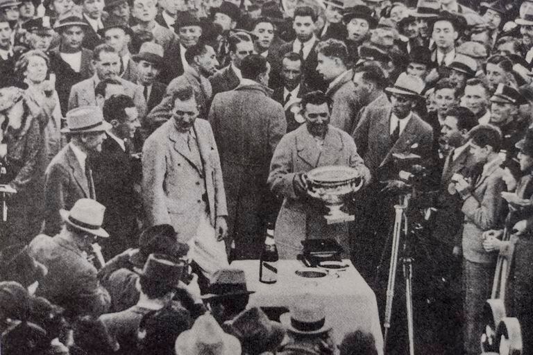 La Copa de las Américas en manos del peculiar Paisano Andrada; en 1936, una multitud presenció en Meadow Brook la primera conquista argentina en las series contra Estados Unidos; con ese lauro, el país pasaba a ser poco menos que oficialmente el dominador del polo internacional.