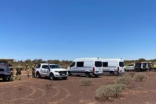 Esl Departamento de Bomberos y Servicios de Emergencia del Gobierno de Australia Occidental cerca del lugar donde se encontró una cápsula radiactiva, que se había caído de un camión, a lo largo de una carretera desierta al sur de Newman, Australia Occidental. 