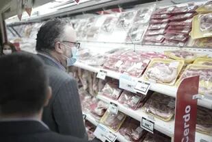 Kulfas en una visita a los supermercados para controlar los precios de la carne