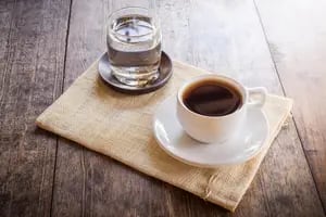Las razones desconocidas por las que se sirve el café con un vaso de agua