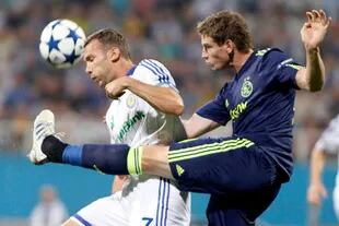 Shevchenko con el Dinamo Kiev ante Ajax