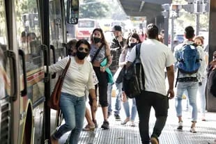 La provincia de Buenos Aires analiza que el transporte público vuelva a estar autorizado solo para trabajadores esenciales