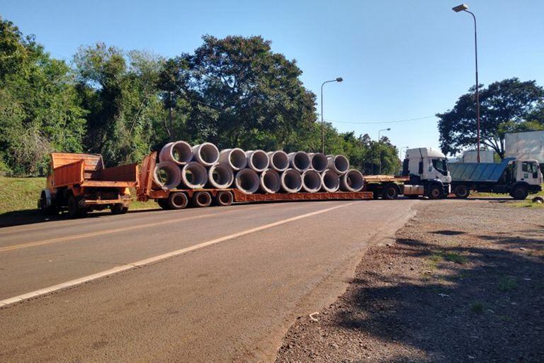 El Municipio de Puerto Iguazú cruzó tres camiones sobre la ruta para cortar el paso internacional